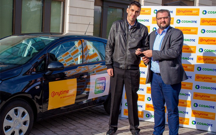 Ο Τάσος Ηλιακόπουλος, επικεφαλής της Anytime, παραδίδει τα κλειδιά του αυτοκινήτου στον νικητή του διαγωνισμού Γεώργιο Γραβάνη Ο Τάσος Ηλιακόπουλος, επικεφαλής της Anytime, παραδίδει τα κλειδιά του αυτοκινήτου στον νικητή του διαγωνισμού Γεώργιο Γραβάνη