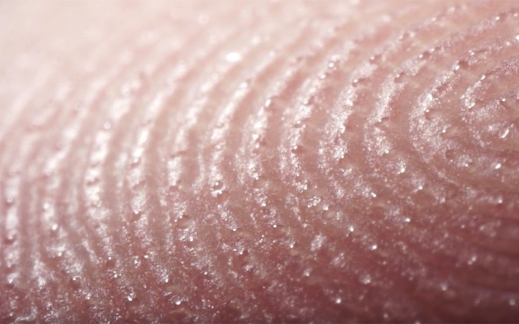 Εντυπωσιακό βίντεο δείχνει πώς ιδρώνουν τα χέρια