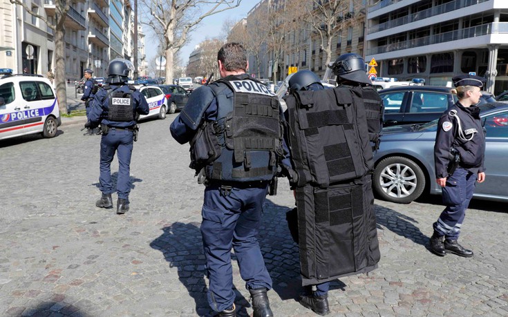 Στα χέρια και το πρόσωπο τραυματίστηκε η υπάλληλος που άνοιξε τον παγιδευμένο φάκελο στο Παρίσι