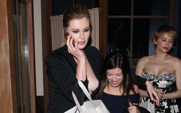 Η Ireland Baldwin μεθυσμένη, ξυπόλητη και με το στήθος έξω