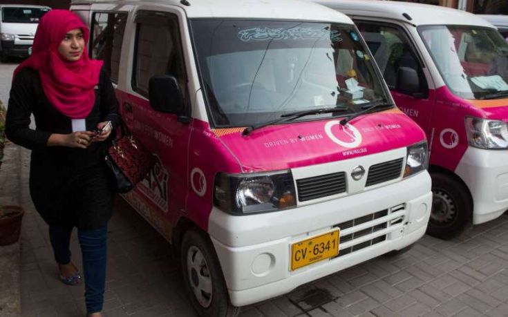 Ροζ ταξί με γυναίκες οδηγούς στο Πακιστάν