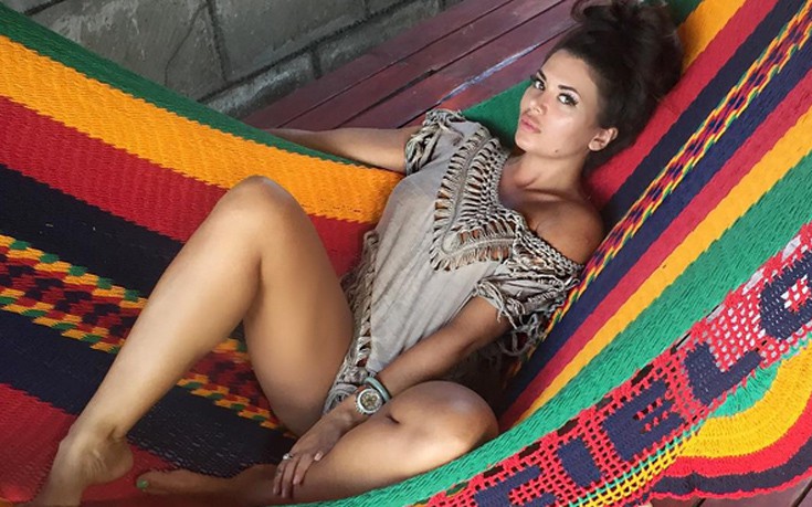 Η μελαχρινή επιχειρηματίας που θα σε τρελάνει