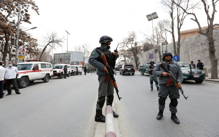 Ανταλλαγή πυροβολισμών σε εξέλιξη σε στρατιωτικό νοσοκομείο στην Καμπούλ