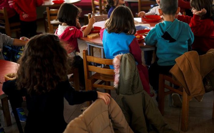 Reuters: Οι Έλληνες αφήνουν τα παιδιά τους σε ιδρύματα γιατί δεν μπορούν να τα ταΐσουν