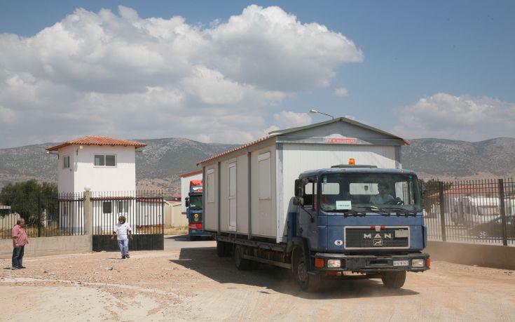 Ψάχνουν λυόμενα για να μπορέσουν να κάνουν μάθημα τα παιδιά στη Μανωλάδα