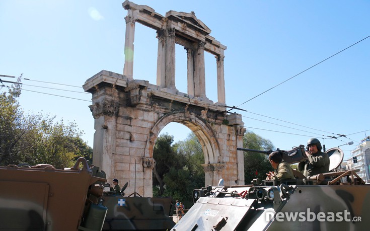 Ζεσταίνουν τις μηχανές για την παρέλαση τα μηχανοκίνητα του στρατού