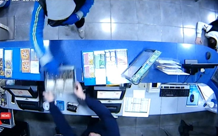 Καρέ καρέ η ληστεία σε πρακτορείο ΟΠΑΠ στη Μεταμόρφωση