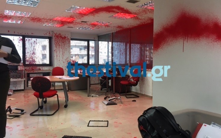 Κουκουλοφόροι έσπασαν γραφείο ευρέσεως εργασίας στη Θεσσαλονίκη