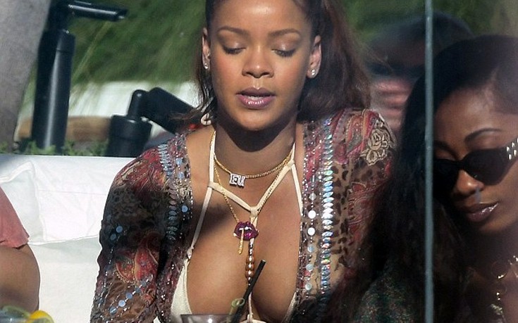 Η Rihanna και το… υπερβολικό της μπούστο