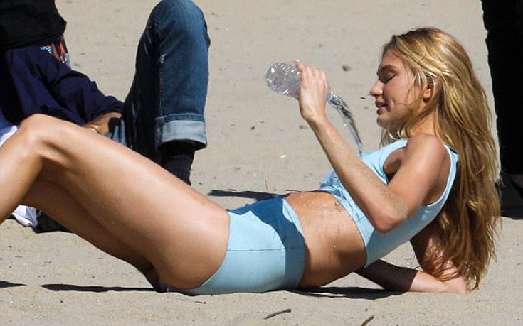 Η Romee Strijd δροσίστηκε με ένα μπουκάλι νερό