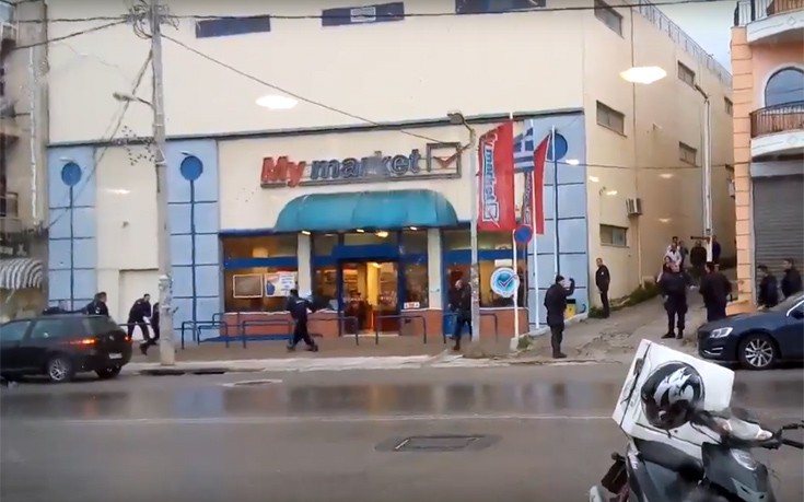 Καρέ – καρέ η μάχη των αστυνομικών με τον ληστή στο σούπερ μάρκετ στο Καματερό