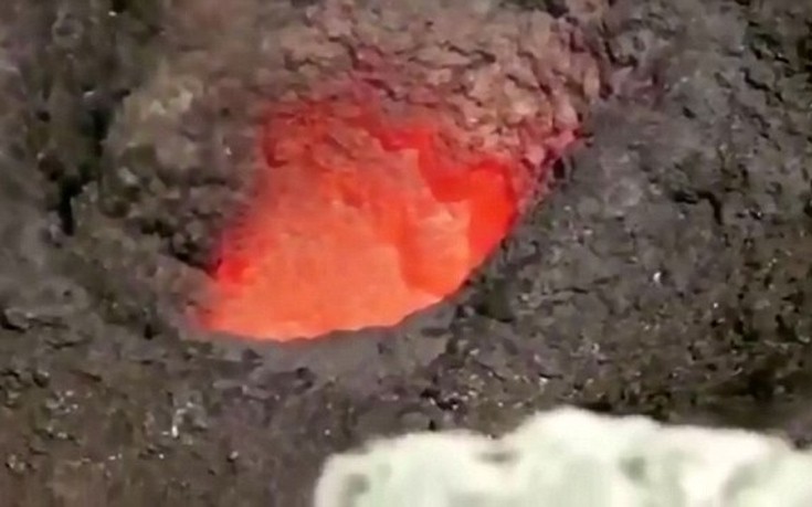 Ηφαίστειο εκρήγνυται την ώρα που τουρίστες εξερευνούν τον κρατήρα του