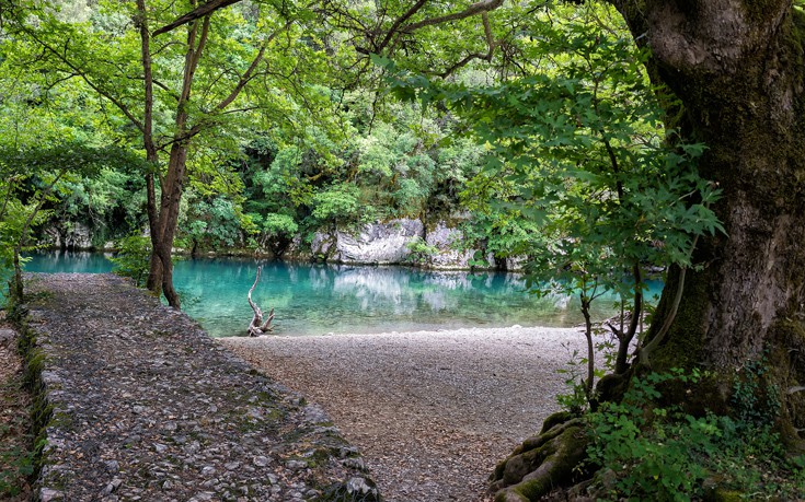 Βουτιά στα κρυστάλλινα νερά του Βοϊδομάτη