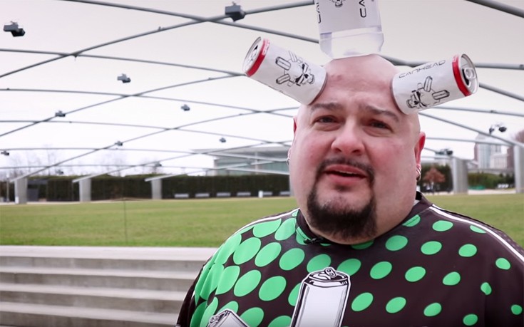 Ο άνδρας-μαγνήτης που κολλάει τα πάντα πάνω του!