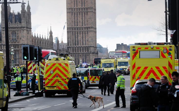 Άντρας περιλούστηκε με εύφλεκτο υγρό έξω από το Κοινοβούλιο στο Λονδίνο