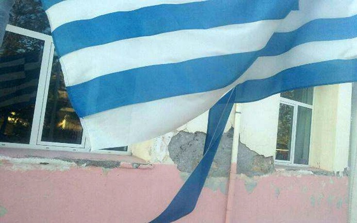 Γονείς καταγγέλλουν ότι προσφυγόπουλα έσκισαν τη σημαία σε σχολείο