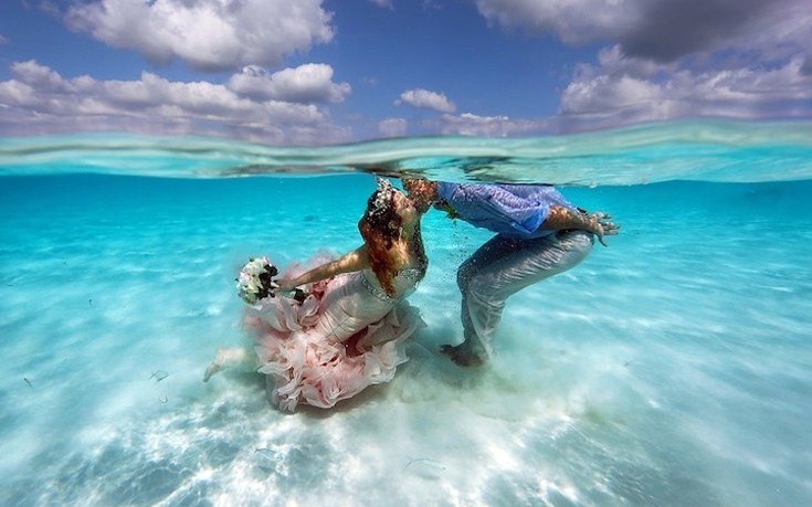Ένας εντυπωσιακός γάμος μέσα στη θάλασσα της Καραϊβικής