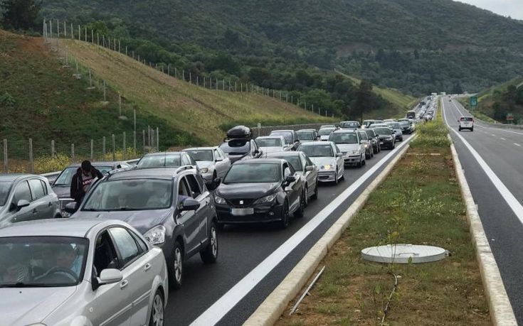 Ουρές χιλιομέτρων στην Ιόνια Οδό λόγω τροχαίου στην Κλόκοβα