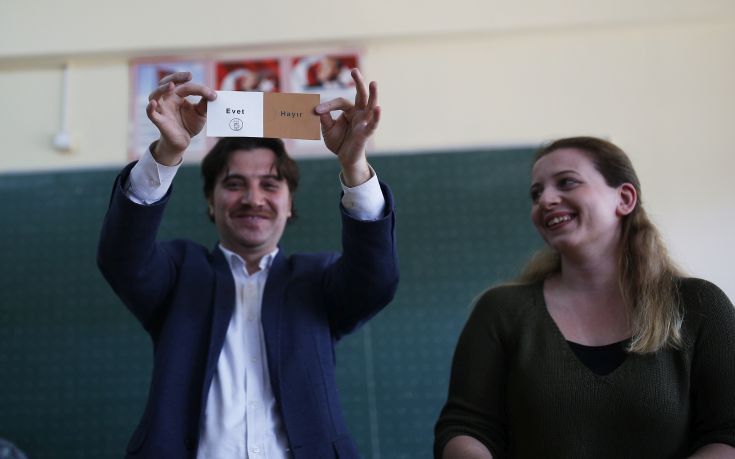 Συνεχίζεται το προβάδισμα του «ναι» στο δημοψήφισμα