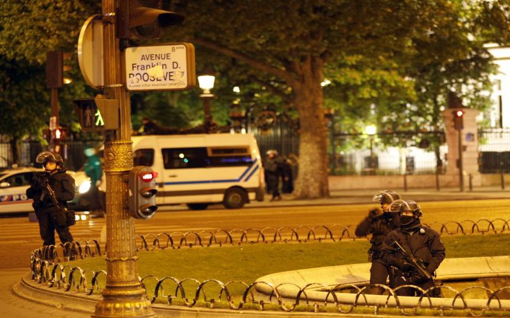 Ο τρόμος επιστρέφει στο Παρίσι, νεκρός και δεύτερος αστυνομικός