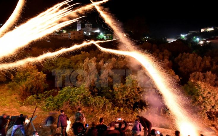Λιγότερες οι ρουκέτες αλλά εξίσου εντυπωσιακός ο «πόλεμος» στη Χίο
