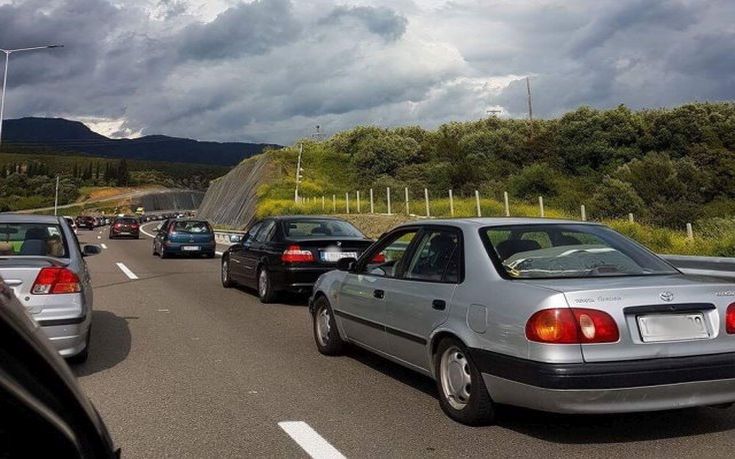 Πάνω από έξι χιλιόμετρα ουρά από την Γαβρολίμνη έως το τούνελ της Κλόκοβας