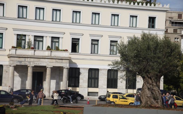Μέλη του Ρουβίκωνα εισέβαλαν στο Δημαρχείο Αθηνών