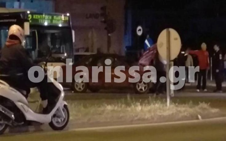 Καραμπόλα δύο οχημάτων με λεωφορείο στη Λάρισα