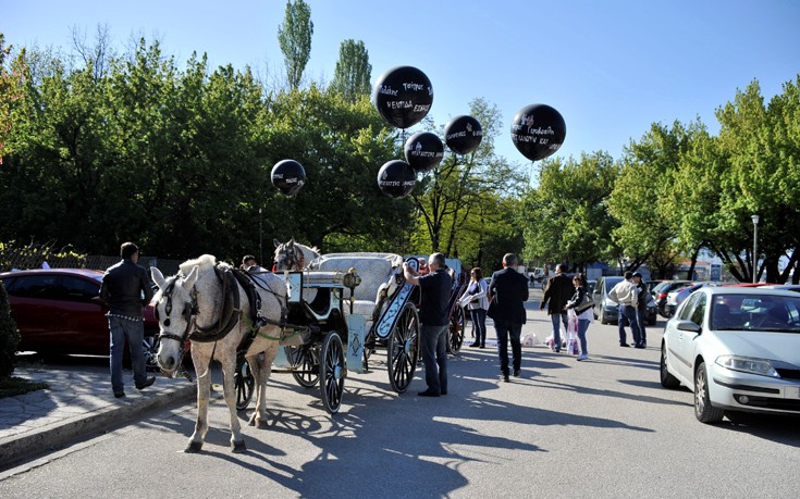 Με μαύρα μπαλόνια και άμαξες στα Ιωάννινα το «Καραβάνι της Υγείας»