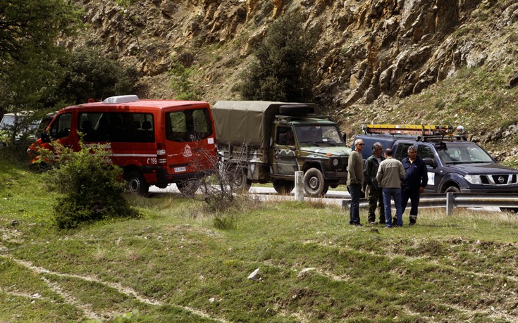 «Τη βρήκα να κάθεται στο χώμα, με μαζεμένα τα πόδια και τα χέρια στο κεφάλι»