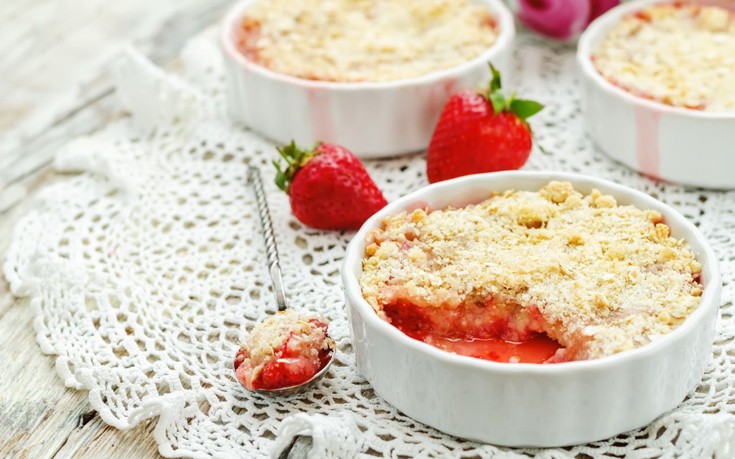 Crumble με φράουλες και βατόμουρα