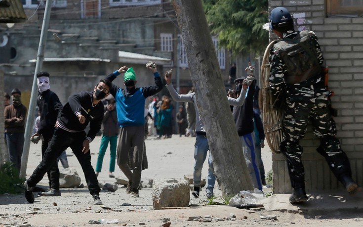 Αιματηρές συγκρούσεις διαδηλωτών και αστυνομίας στο Κασμίρ