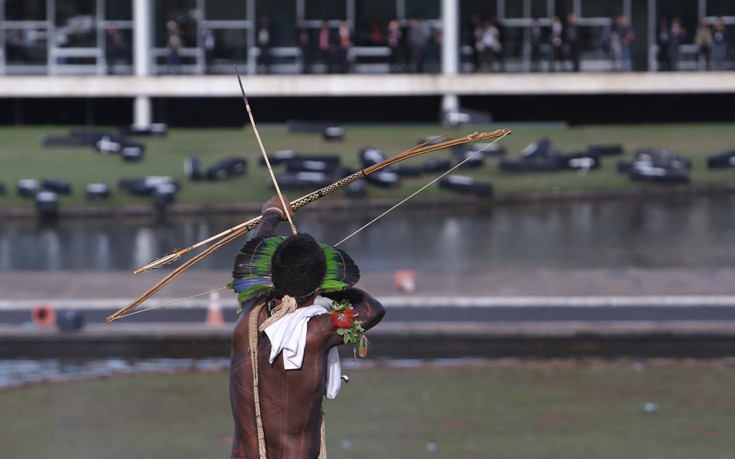 Φυλές της Βραζιλίας με τόξα και βέλη απέναντι στην αστυνομία