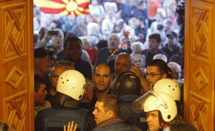 Απρόβλεπτες εξελίξεις και βία στα Σκόπια