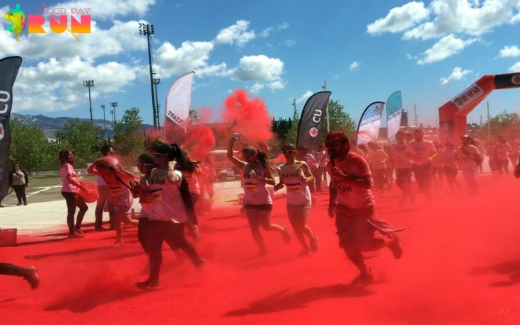 Τρέχοντας μέσα στο ουράνιο τόξο του Color day run