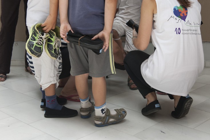 Το «Μαζί για το Παιδί» μοιράζει 28.000 παπούτσια