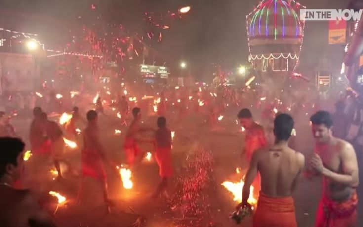 Το φλεγόμενο έθιμο της θεάς Ντούργκα στην Ινδία