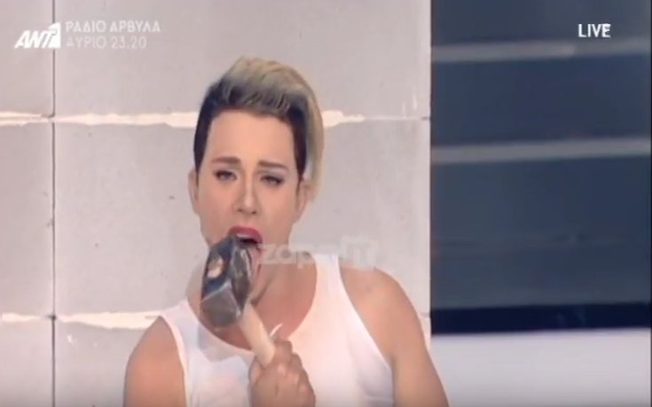 Ο Δημήτρης Μακαλιάς μεταμφιέστηκε σε Miley Cyrus στο Your Face Sounds Familiar