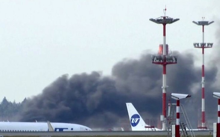 Μαύρος πυκνός καπνός υψώνεται πάνω από το αεροδρόμιο της Μόσχας