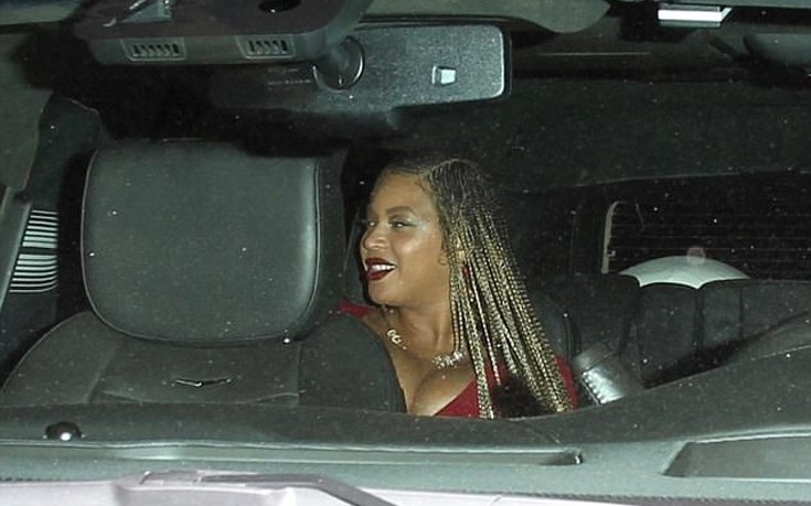 Η εγκυμονούσα Beyonce με κατακόκκινο φόρεμα και ανοιχτό ντεκολτέ