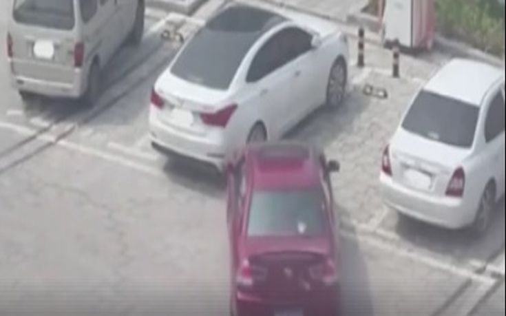 Σήκωσαν το πίσω μέρος του Ι.Χ. για να καταφέρουν να παρκάρουν