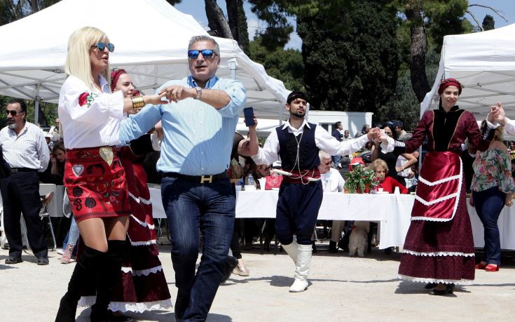 Το ζεύγος Πατούλη έσυρε το χορό στο πασχαλινό γλέντι