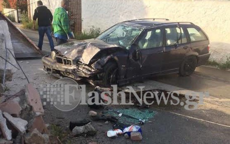 Έχασε τον έλεγχο και το αυτοκίνητο «καρφώθηκε» σε τοίχο