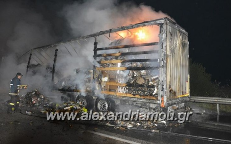 Φορτηγό με παιχνίδια έπιασε φωτιά εν κινήσει