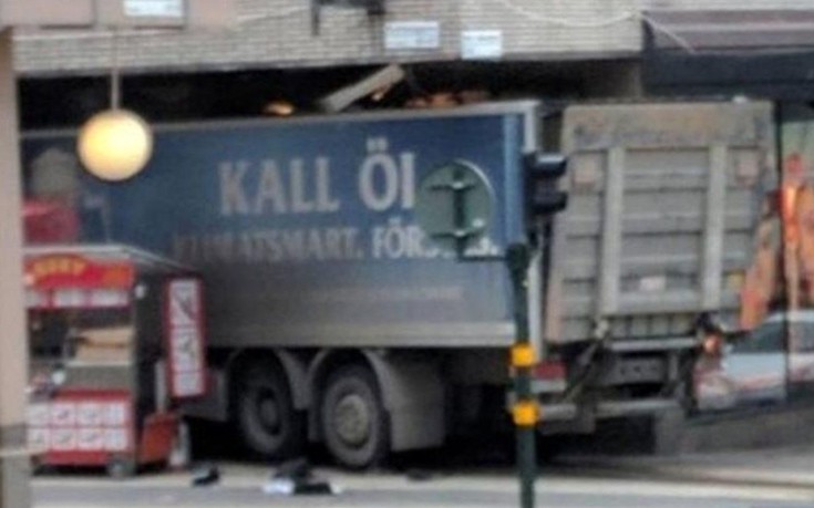 Ύποπτη συσκευή εντοπίστηκε στο φονικό φορτηγό της Στοκχόλμης