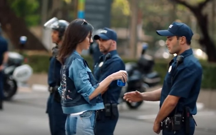 Οι αντιδράσεις απέσυραν την διαφήμιση αναψυκτικού με την Kendall Jenner