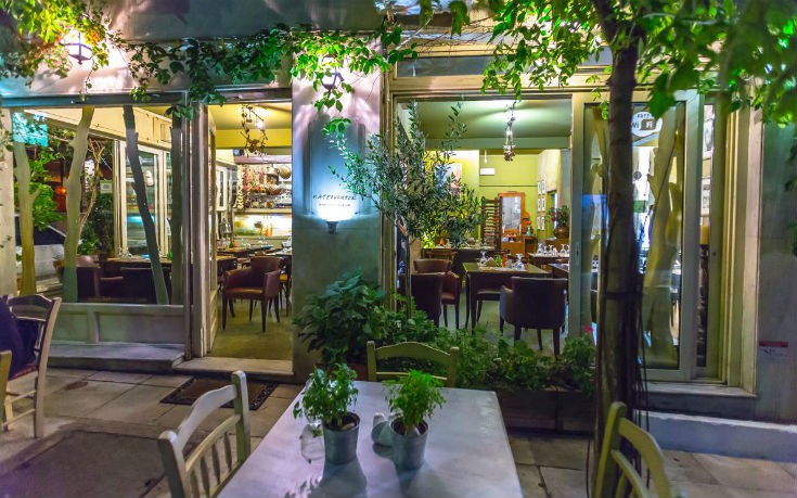 Ποιες κουζίνες της Αθήνας μάς ταξιδεύουν σε ελληνικά νησιά