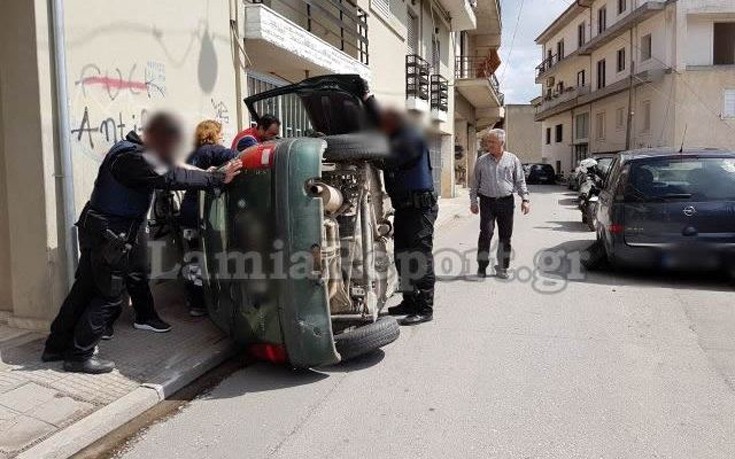 Αυτοκίνητο τούμπαρε μέσα στην πόλη της Λαμίας