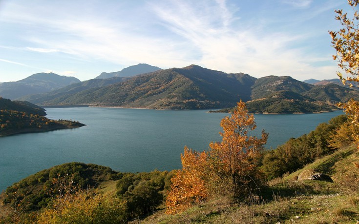 Λίμνη Μόρνου, το γαλήνιο τοπίο της Φωκίδας