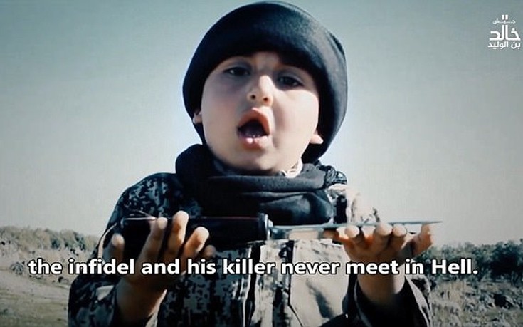 Ο εξάχρονος στρατιώτης του ISIS που βοηθά σε αποκεφαλισμούς